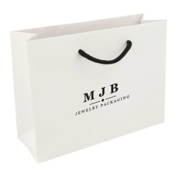 Bolsa de regalo de papel mate blanca con asa de cordón negro, vista en ángulo - BPM200BN 200 x 150 x 70 mm