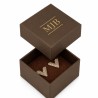 Caja SAV2 cerrada, con el logotipo dorado personalizable en la tapa