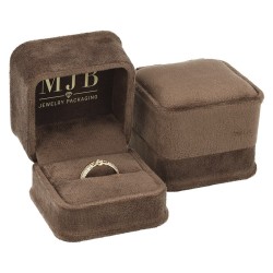 Dos vistas del estuche para Anillos CHA1S-M en terciopelo marrón con el logotipo dorado MJB en la tapa