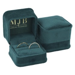 Estuche abierto CHA1A-V en terciopelo verde con dos alianzas y el logotipo dorado MJB
