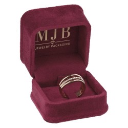 Estuche abierto CHA1SP-BU en terciopelo burdeos con una sortija ancha y el logotipo dorado MJB
