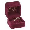 Estuche abierto CHA1SP-BU en terciopelo burdeos con una sortija ancha y el logotipo dorado MJB