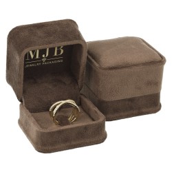 Samt-Etui für Solitärringe in Braun, zwei Ansichten, innen goldene MJB-Prägung im Deckel, 58x58x49 mm - CHA1SP-M