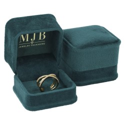 Dos vistas del estuche para Anillos con Pestaña CHA1SP-V en terciopelo verde con el logotipo dorado MJB en la tapa