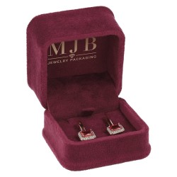 Écrin CHA1P-BU ouvert avec une paire de boucles d'oreilles, intérieur velours bordeaux et logo doré MJB
