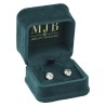 Estuche abierto CHA1P-V en terciopelo verde con un par de pendientes y el logotipo dorado MJB