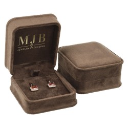 Viste dell'astuccio per orecchini CHA2P-M in velluto marrone con logo MJB dorato sul coperchio