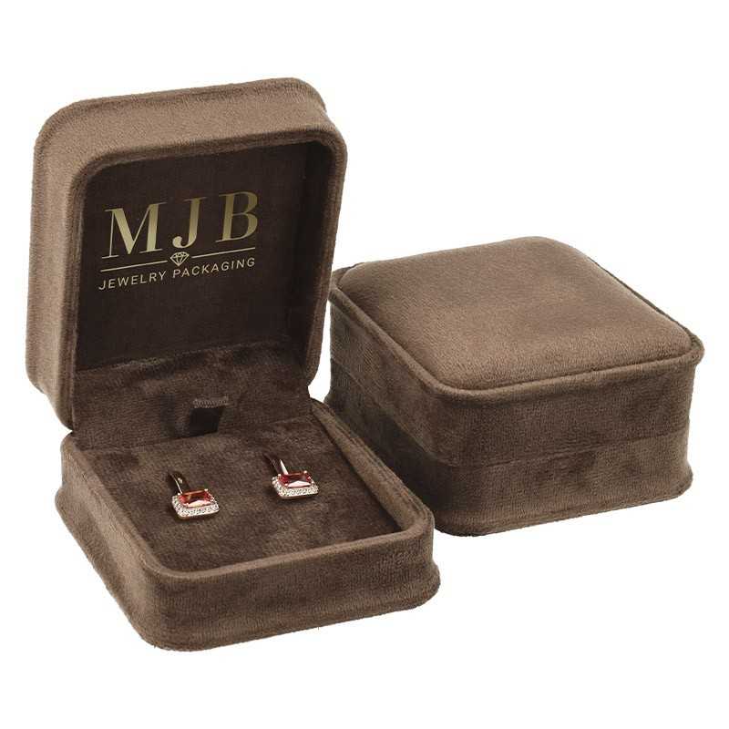 Viste dell'astuccio per orecchini CHA2P-M in velluto marrone con logo MJB dorato sul coperchio