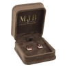 Astuccio aperto CHA2P-M in velluto marrone con un paio di orecchini pendenti all'interno e logo MJB dorato