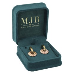 Écrin CHA2P-V ouvert avec des boucles d'oreilles pendantes, intérieur velours vert bouteille et logo doré MJB