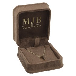 Estojo CHA2C-M aberto em veludo castanho com um pendente com corrente e logótipo dourado MJB na tampa
