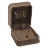 Estojo CHA2C-M aberto em veludo castanho com um pendente com corrente e logótipo dourado MJB na tampa