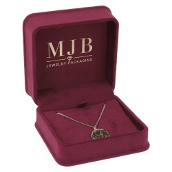 Estuche abierto CHA3C-BU en terciopelo burdeos con un colgante con cadena larga y el logotipo dorado MJB