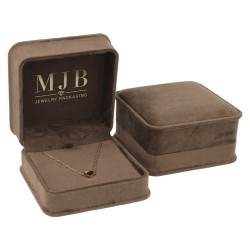 Dos vistas del estuche para Colgantes CHA3C-M en terciopelo marrón con el logotipo dorado MJB en la tapa