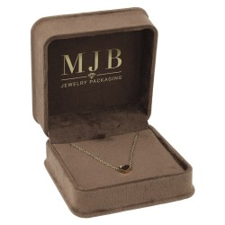 Estuche abierto CHA3C-M en terciopelo marrón con un colgante con cadena larga y el logotipo dorado MJB