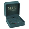 Astuccio aperto CHA3C-V in velluto verde bottiglia con un ciondolo con catena lunga all'interno e logo MJB dorato