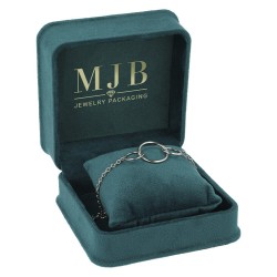Écrin CHA3CJ-V ouvert avec un bracelet tennis sur le coussin, intérieur velours vert bouteille et logo doré MJB