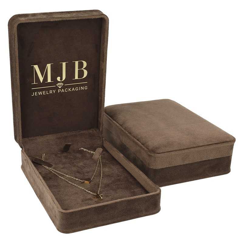 Viste dell'astuccio per collane CHA5C-M in velluto marrone con logo MJB dorato sul coperchio