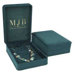Viste dell'astuccio per collane CHA5C-V in velluto verde bottiglia con logo MJB dorato sul coperchio