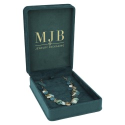 Écrin CHA5C-V ouvert avec un collier avec pendentif, intérieur velours vert bouteille et logo doré MJB