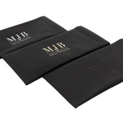 Custodia morbida a molla per occhiali nera 178×85×5 mm - GAF5B-N con il logo MJB stampato a caldo, vista 5