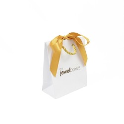 Bolsa de papel blanca con cordón dorado y lazo de raso 120x150x65 mm con logotipo my jewelboxes · BPL120B