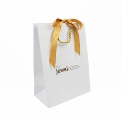Bolsa de papel blanca con cordón dorado y lazo de raso 180x250x100 mm con logotipo my jewelboxes · BPL180B