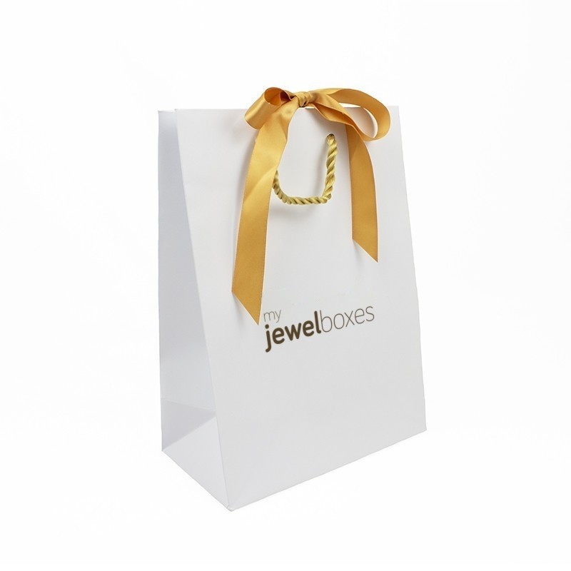 Bolsa de papel blanca con cordón dorado y lazo de raso 180x250x100 mm con logotipo my jewelboxes · BPL180B