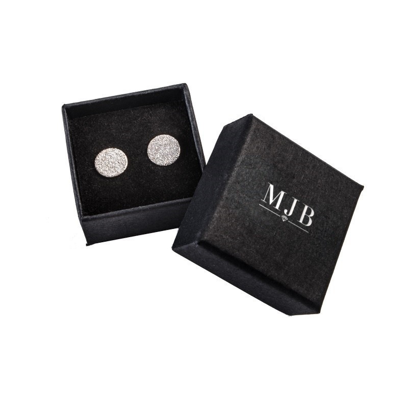 Oorbellendoosje 42×42×21 mm - WAS1-N, zwart, open met een sieraad, zilverkleurig MyJewelBoxes-logo