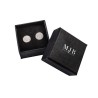 Oorbellendoosje 42×42×21 mm - WAS1-N, zwart, open met een sieraad, zilverkleurig MyJewelBoxes-logo