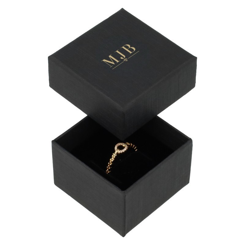 Caja para Anillo 51×51×33 mm - WAS2-N, color negro, abierta con una joya, logotipo dorado MyJewelBoxes