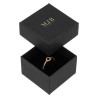 Caja para Anillo 51×51×33 mm - WAS2-N, color negro, abierta con una joya, logotipo dorado MyJewelBoxes