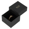 Caja para Anillo 51×51×33 mm - WAS2-N, color negro, abierta con una joya, logotipo dorado MyJewelBoxes