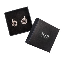Oorbellendoosje 65×65×29 mm - WAS3-N, zwart, open met een sieraad, zilverkleurig MyJewelBoxes-logo