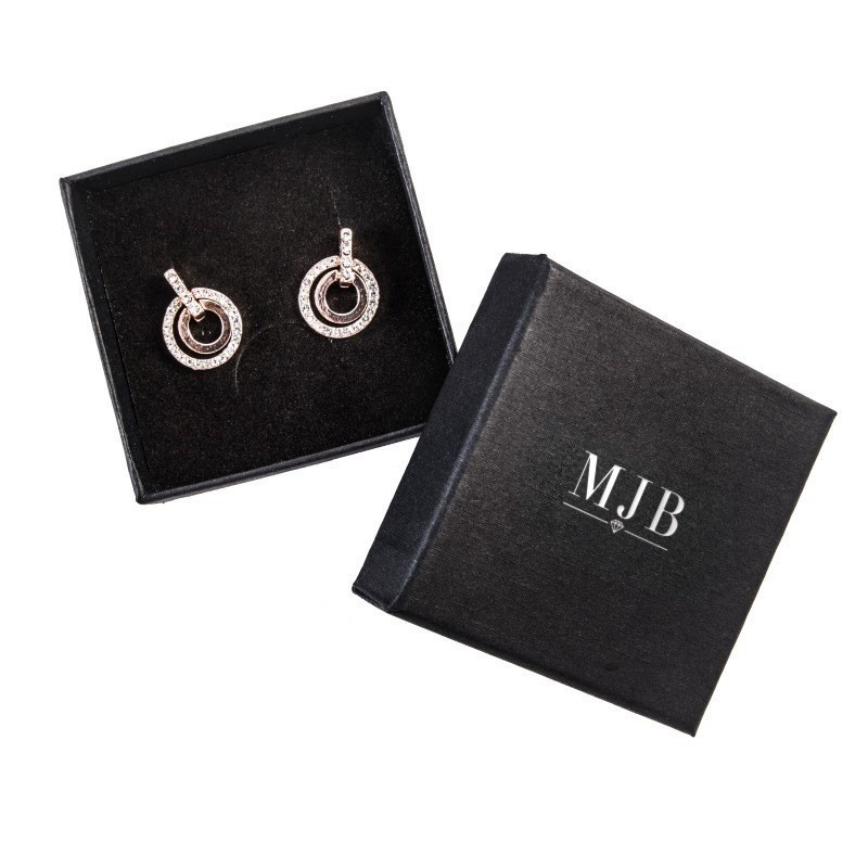 Caja para Pendientes 65×65×29 mm - WAS3-N, color negro, abierta con una joya, logotipo plateado MyJewelBoxes