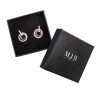Caja para Pendientes 65×65×29 mm - WAS3-N, color negro, abierta con una joya, logotipo plateado MyJewelBoxes