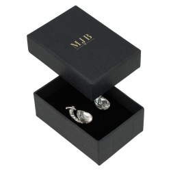 Oorbellendoosje 50×70×25 mm - WAS4-N, zwart, open met een sieraad, goudkleurig MyJewelBoxes-logo