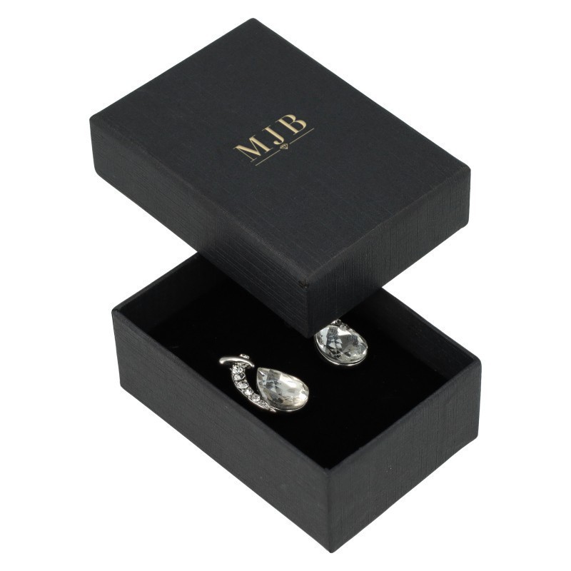 Caja para Pendientes 50×70×25 mm - WAS4-N, color negro, abierta con una joya, logotipo dorado MyJewelBoxes
