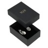 Caja para Pendientes 50×70×25 mm - WAS4-N, color negro, abierta con una joya, logotipo dorado MyJewelBoxes