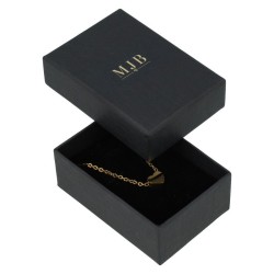 Caja para Pendientes 50×70×25 mm - WAS4-N, color negro, abierta con una joya, logotipo dorado MyJewelBoxes