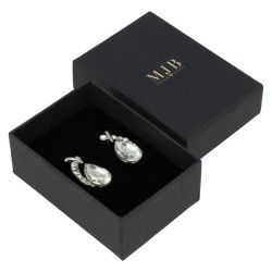 Caja para Pendientes 50×70×25 mm - WAS4-N, color negro, abierta con una joya, logotipo dorado MyJewelBoxes