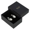 Caja para Pendientes 50×70×25 mm - WAS4-N, color negro, abierta con una joya, logotipo dorado MyJewelBoxes