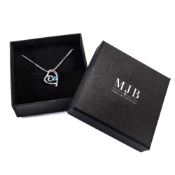 Hangerdoosje 85×85×32 mm - WAS5-N, zwart, open met een sieraad, zilverkleurig MyJewelBoxes-logo