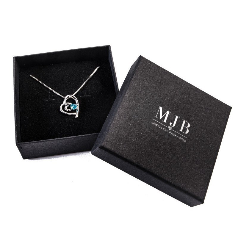 Hangerdoosje 85×85×32 mm - WAS5-N, zwart, open met een sieraad, zilverkleurig MyJewelBoxes-logo