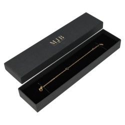 Caja para Pulsera 233×53×27 mm - WAS6-N, color negro, abierta con una joya, logotipo dorado MyJewelBoxes