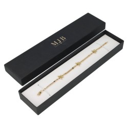 Caja para Pulsera 233×53×27 mm - WAS6-N, color negro, abierta con una joya, logotipo dorado MyJewelBoxes
