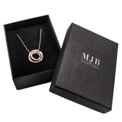 Hangerdoosje 80×110×32 mm - WAS7-N, zwart, open met een sieraad, zilverkleurig MyJewelBoxes-logo