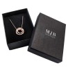 Hangerdoosje 80×110×32 mm - WAS7-N, zwart, open met een sieraad, zilverkleurig MyJewelBoxes-logo
