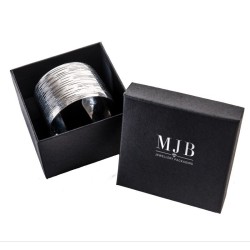 Caja para Brazalete 90×90×58 mm - WAS8-N, color negro, abierta con una joya, logotipo plateado MyJewelBoxes