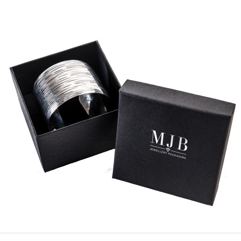 Bangledoosje 90×90×58 mm - WAS8-N, zwart, open met een sieraad, zilverkleurig MyJewelBoxes-logo